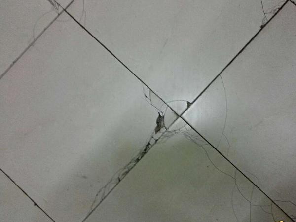 瓷砖突然拱起来了(家里瓷砖全部拱起来了)