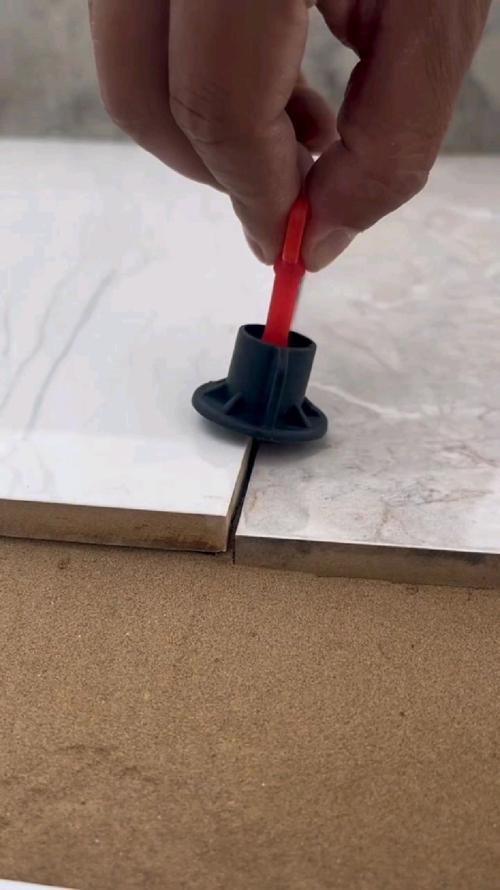 瓷砖找平器多久可以敲掉呢(磁砖找平器多久才可以拿下来)